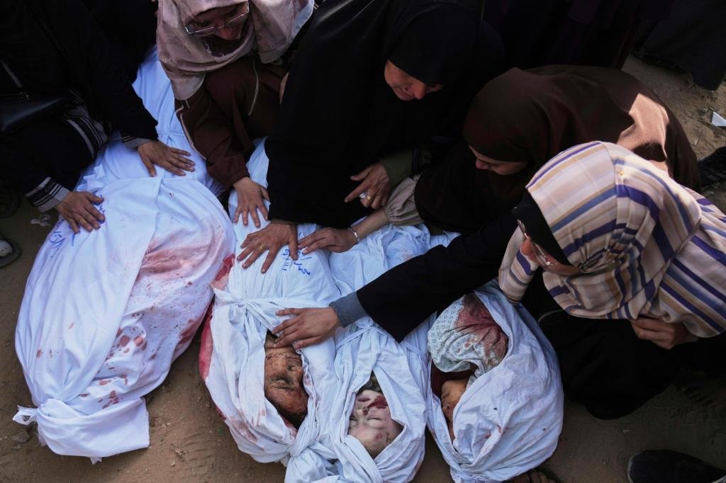 Los ataques aéreos israelíes en Gaza matan a 70 personas, incluidos 22 niños, dicen los funcionarios de salud