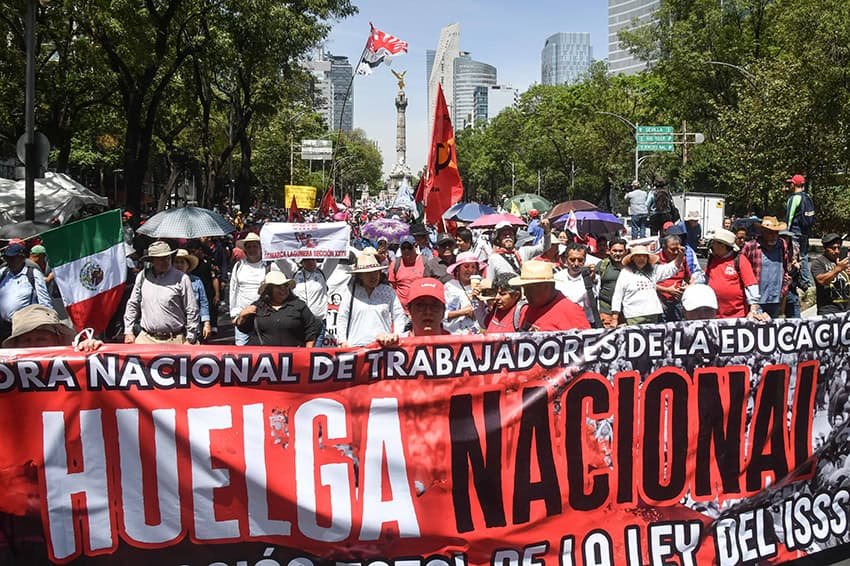 Sheinbaum anuncia un aumento salarial del 10% para los maestros como la marcha de los sindicatos en la Ciudad de México