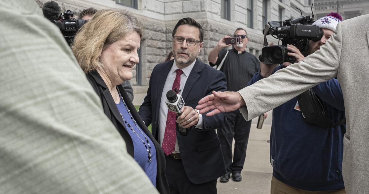 El juez de Wisconsin acusado de ayudar a un hombre a esquivar a los agentes de inmigración busca donaciones para abogados