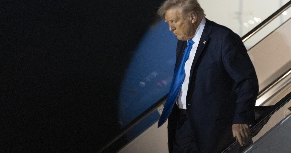 'Retaliación inconstitucional': el juez bloquea la orden de Trump dirigida al bufete de abogados