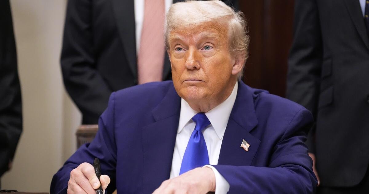 Trump firma la orden ejecutiva que establece un plazo de 30 días para los fabricantes de medicamentos para reducir los costos de medicamentos recetados
