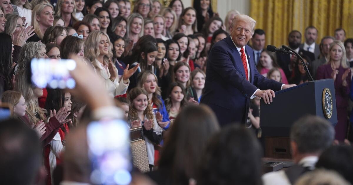 Los problemas transgénero son una fortaleza para Trump, encuentra AP-NORC Poll