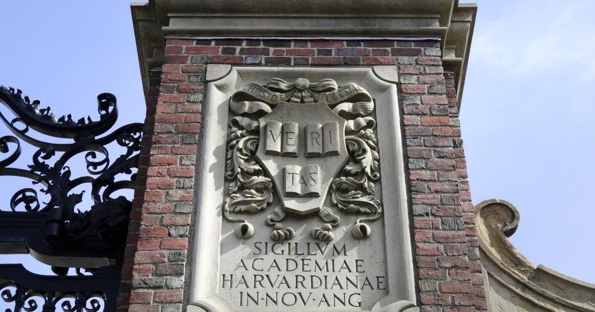 La administración Trump se mueve para reducir $ 100 millones en contratos federales para Harvard