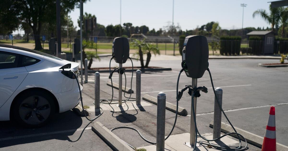 Los estados demandan a Trump bloqueando miles de millones de dólares por carga de vehículos eléctricos