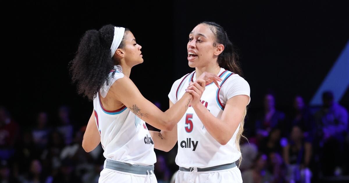 Dearica Hamby ayuda al desarrollo de Spur Sparks su compañero de equipo Rae Burrell