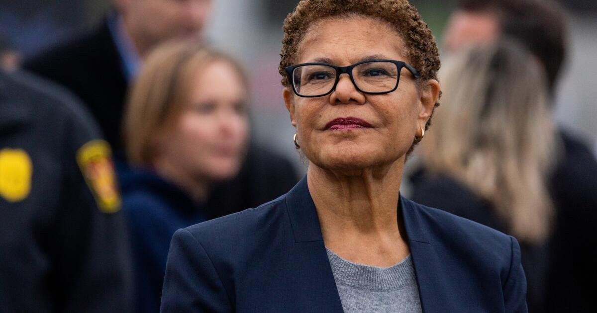 Con LA en crisis, la meta de contratación de la alcaldesa Karen Bass para el LAPD se desliza más lejos de su alcance