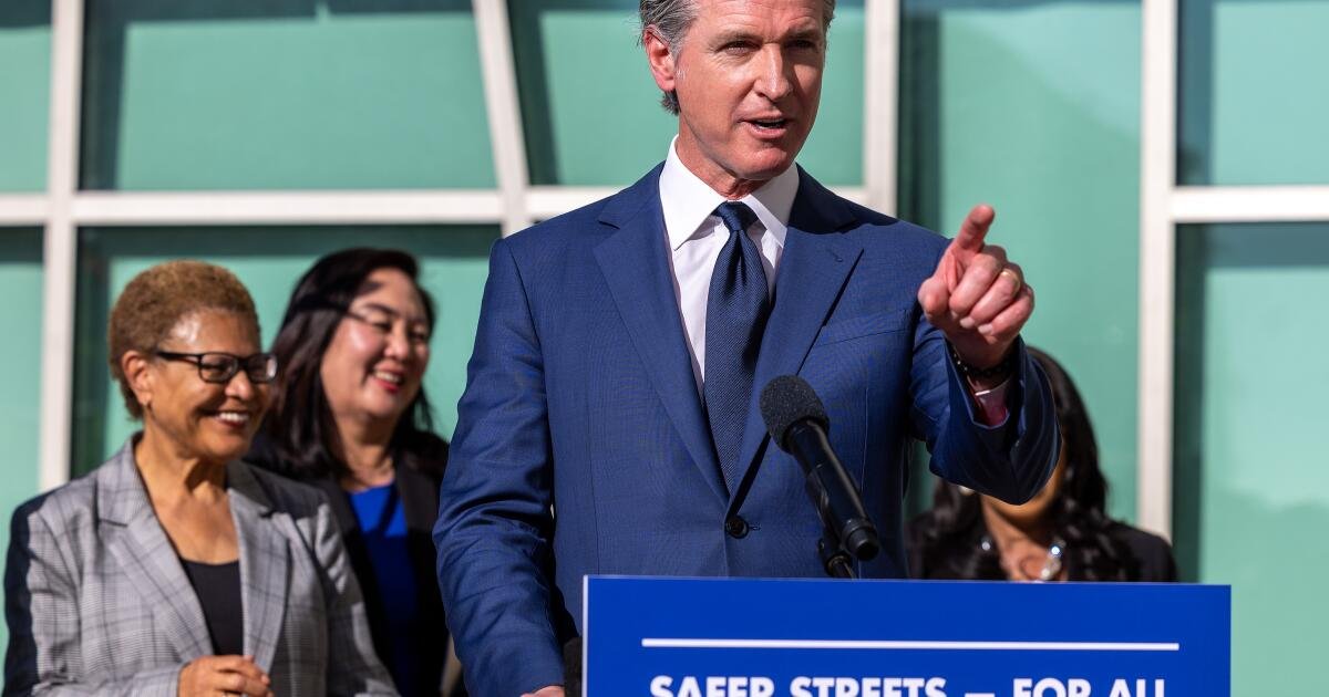 Newsom nuevamente insta a las ciudades a prohibir los campamentos para personas sin hogar