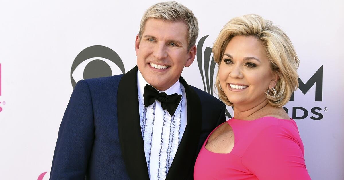 Trump se puso a perdonar a las estrellas de reality shows Todd y Julie Chrisley en fraude bancario, caso de evasión fiscal