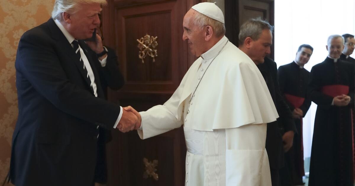 Trump presenta críticas con una imagen de sí mismo como el Papa antes del cónclave papal