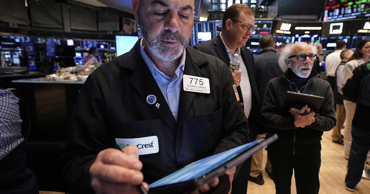 Las acciones se desvanecen a un cierre mixto debido a las preocupaciones sobre la deuda de la deuda del gobierno de los Estados Unidos