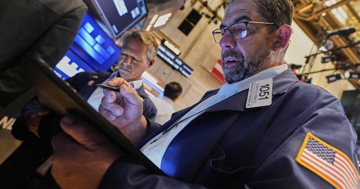 Las últimas amenazas arancelarias de Trump llaman a Wall Street, acciones europeas y manzana más bajas