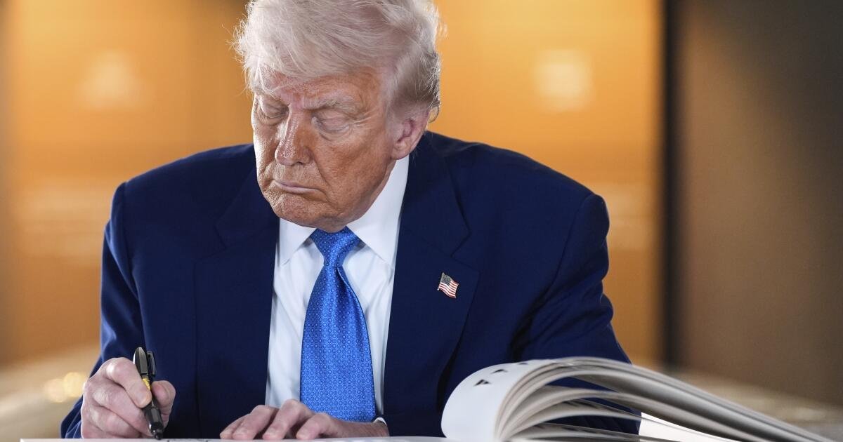 Los grupos de humanidades demandan a la administración de Trump para revertir los recortes de fondos locales
