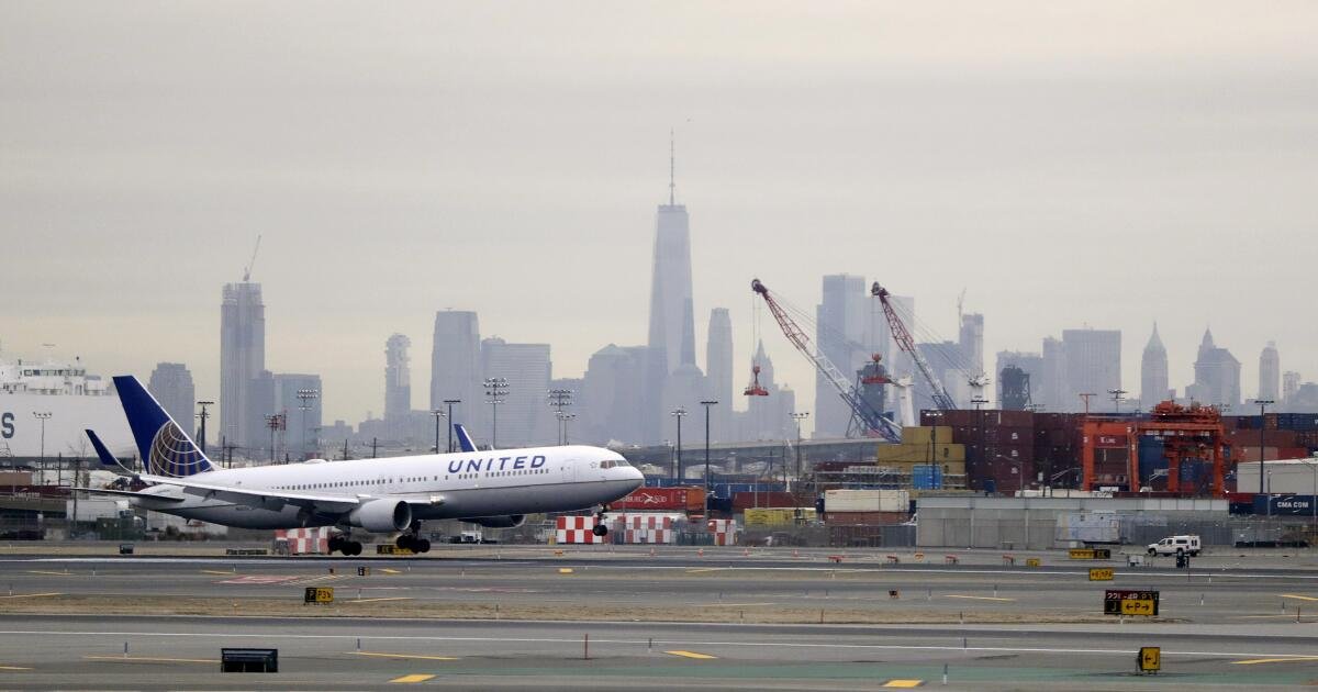 United Airlines corta 35 vuelos diarios en el aeropuerto de Newark, citando la escasez de controladores de tráfico aéreo