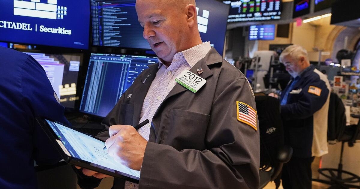 Wall Street pierde terreno, rompiendo una racha ganadora de 9 días y los precios del petróleo crudo se caen