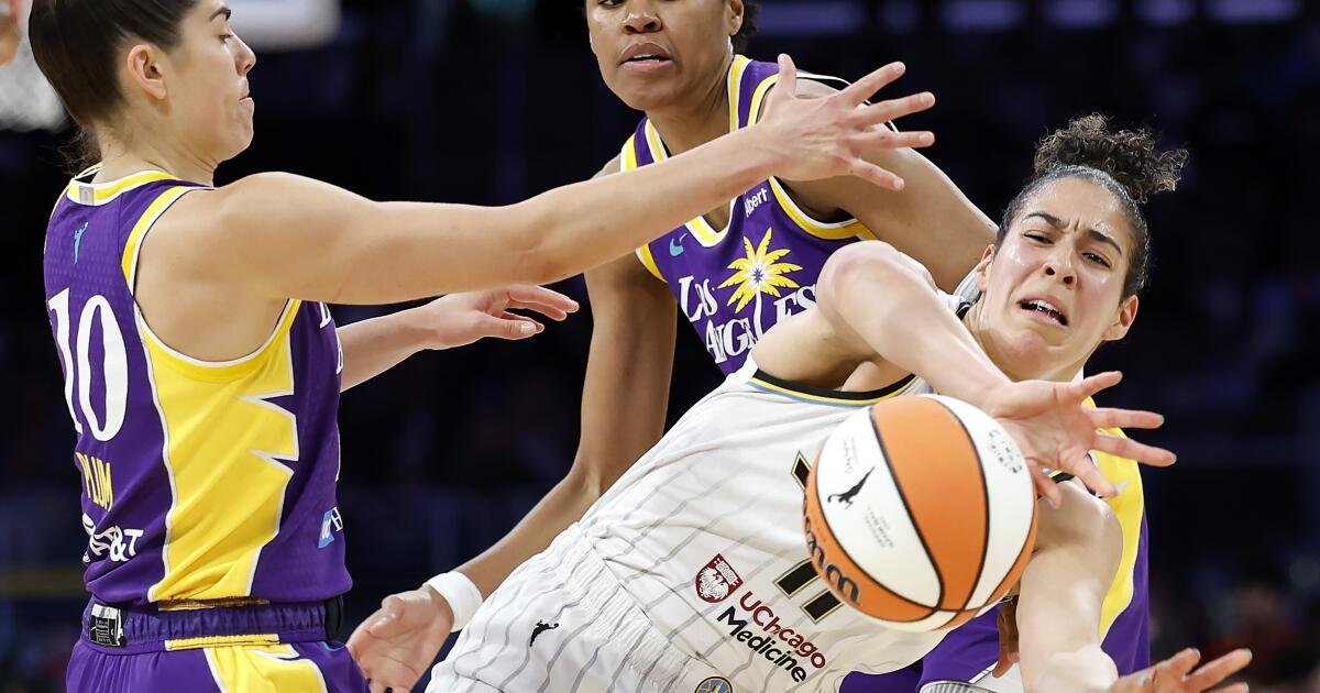 Los 28 puntos de Kelsey Plum ayudan a las chispas a terminar con la racha perdedora
