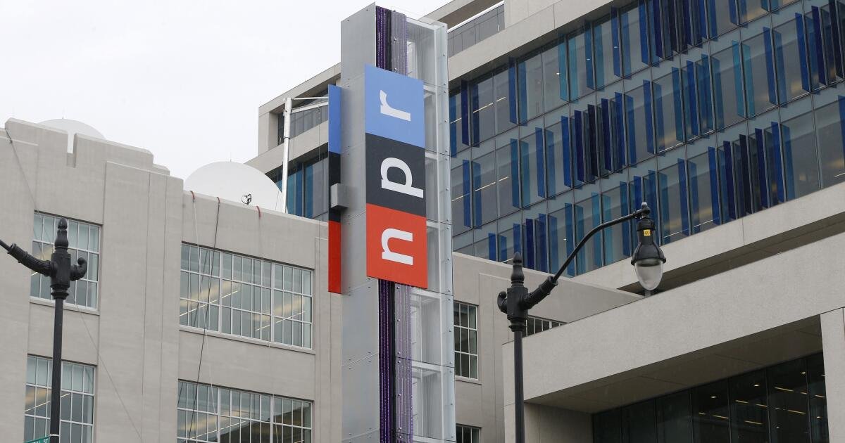 NPR y las estaciones de radio públicas demandan a la Casa Blanca de Trump por recortes de fondos