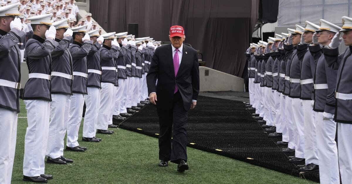 Trump en el comienzo, elogia a West Point Cadets y reclama el crédito para el ejército estadounidense.