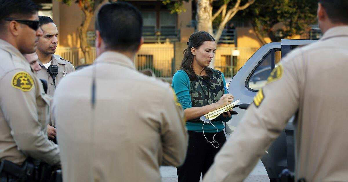 El ex reportero del Times demanda a Villanueva, condado de Los Ángeles, alegando una violación de la Primera Enmienda