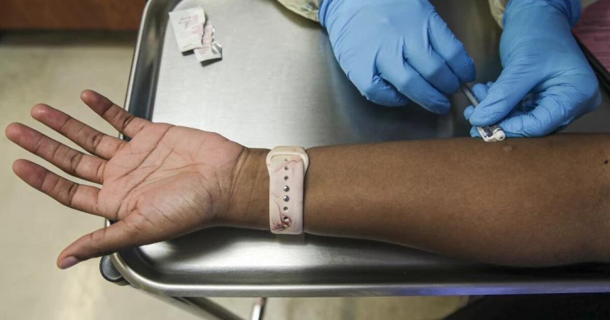 Clínicas de salud que los inmigrantes de servicio están haciendo llamadas a domicilio a los pacientes demasiado temerosos de salir de casa
