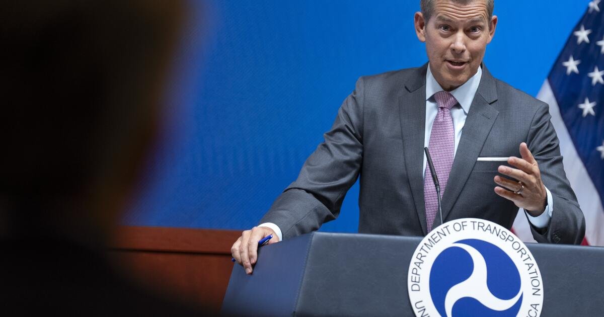 ¿Quién es responsable del desastre de la aviación? El secretario de transporte, Duffy, dice que son todos menos él
