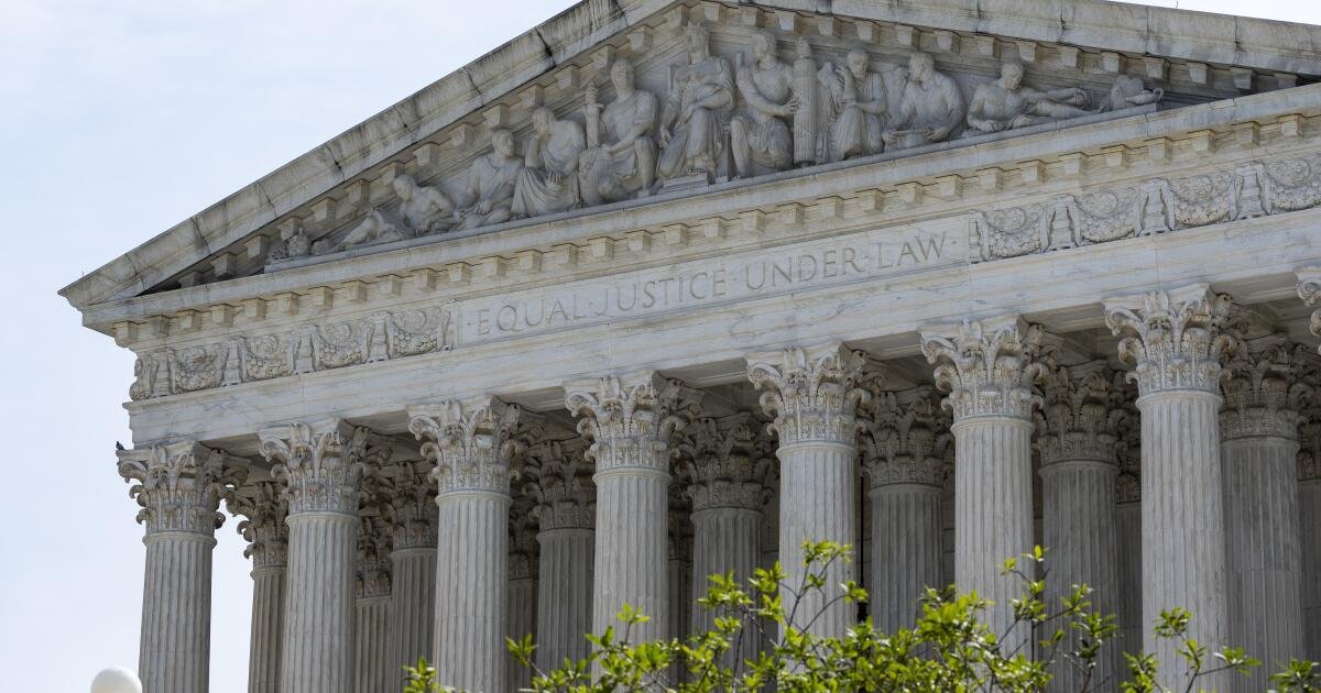 La Corte Suprema dice que Trump puede poner fin a la libertad condicional legal otorgada a 532,000 migrantes de cuatro países