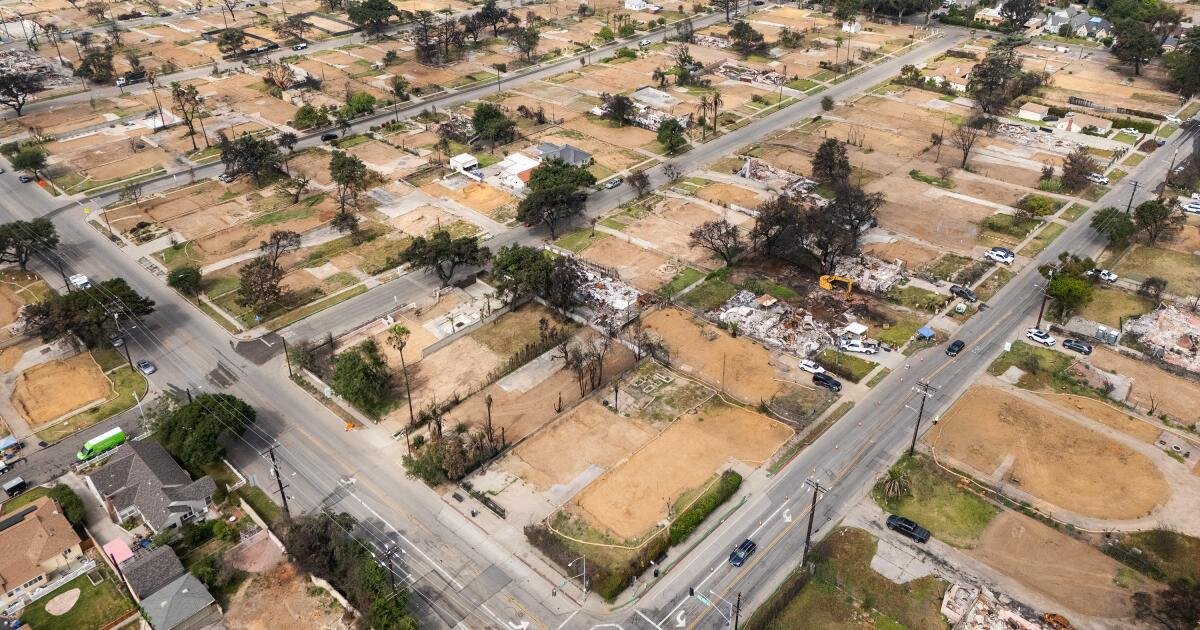 Víctimas de los incendios forestales de Los Ángeles inciertos sobre regresar a sus vecindarios quemados