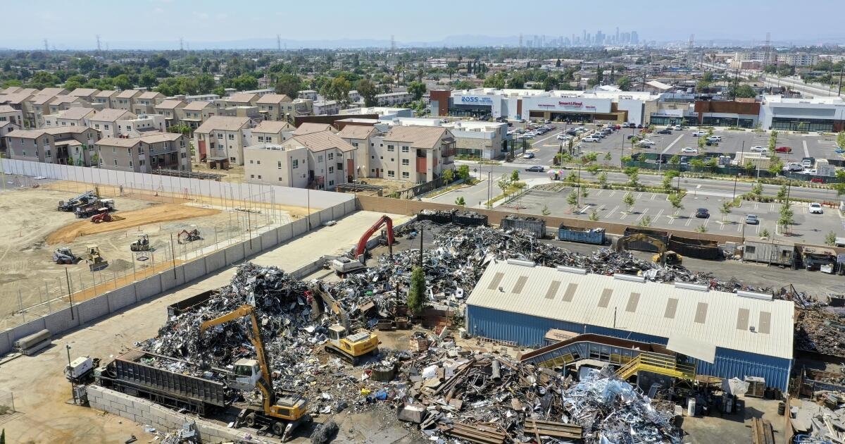 Planta de reciclaje de Watts Watts acusada de arrojar toxinas en la escuela