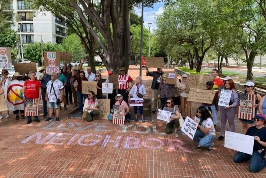 Cientos de marcha en la Ciudad de México, Guadalajara en protestas anti-Trump ‘No Kings’