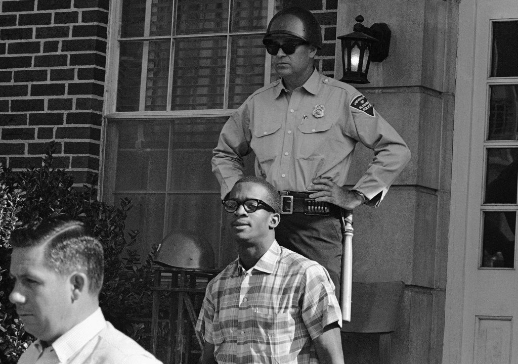 Hoy en Historia: 11 de junio, la Universidad de Alabama desagregó