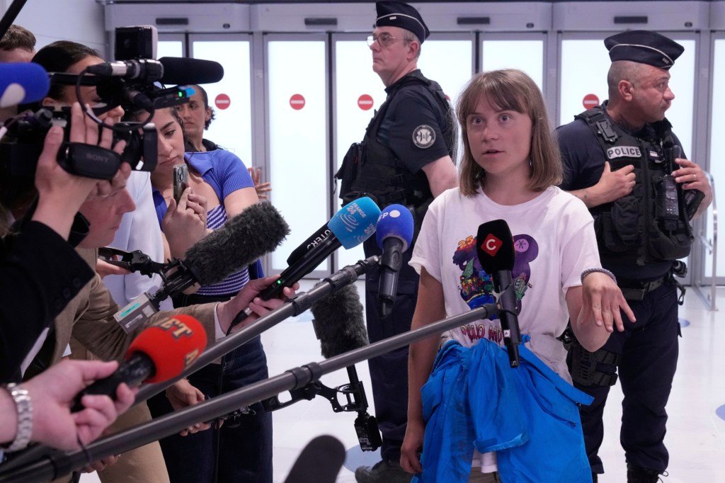 Israel Deports Greta Thunberg después de que el barco con destino a Gaza en el que estaba fue incautado