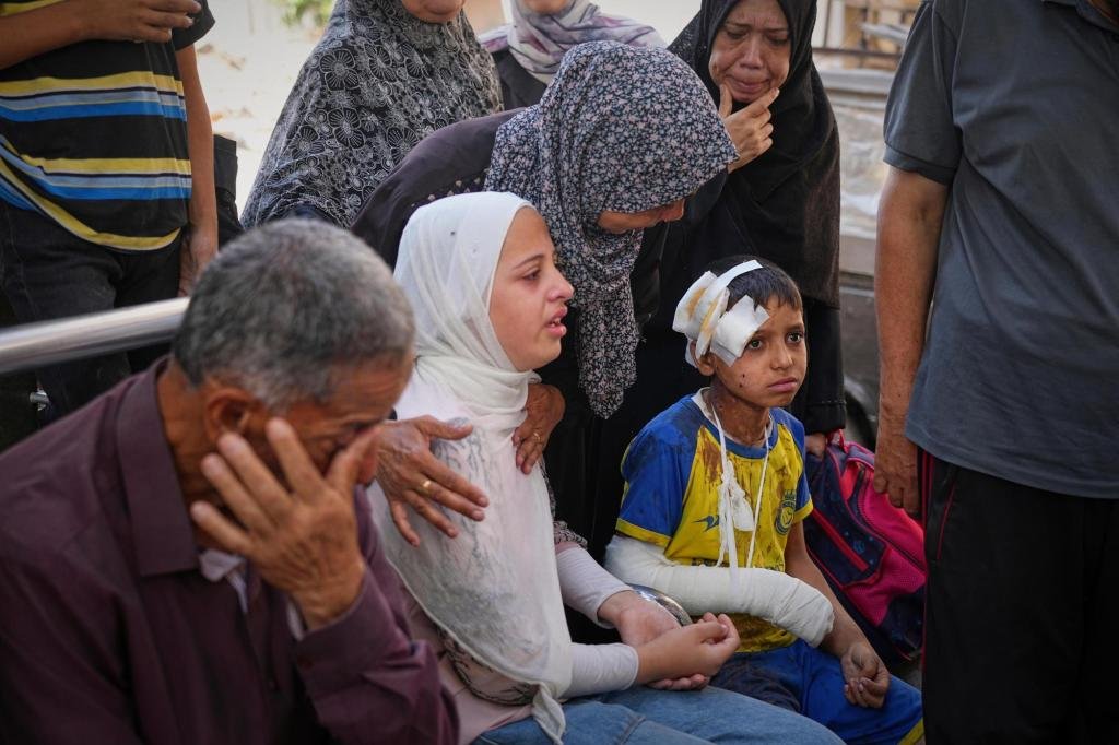Las autoridades de la salud de Gaza dicen que Israel mata a 44 esperando ayuda a medida que el número de muertos de la guerra pasa 56,000