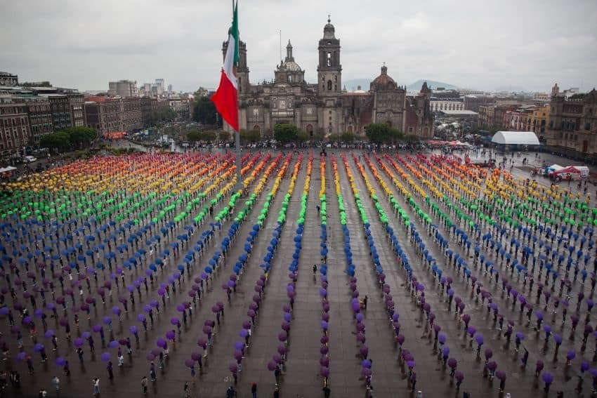 Más de 5,000 se reúnen para formar la bandera LGBTQ+ más grande del mundo en la Ciudad de México