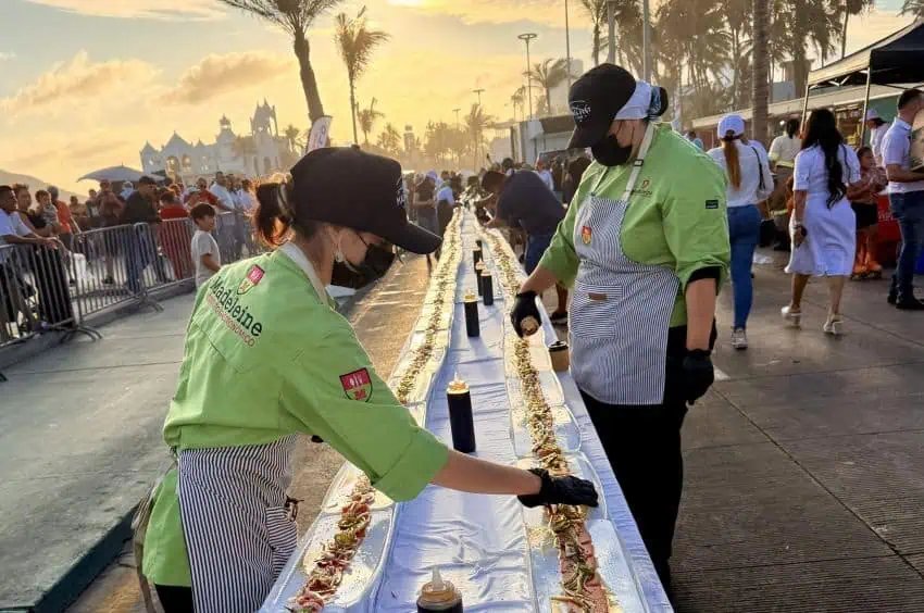 Mazatlán establece un récord mundial de Guinness con sashimi de un kilómetro de largo