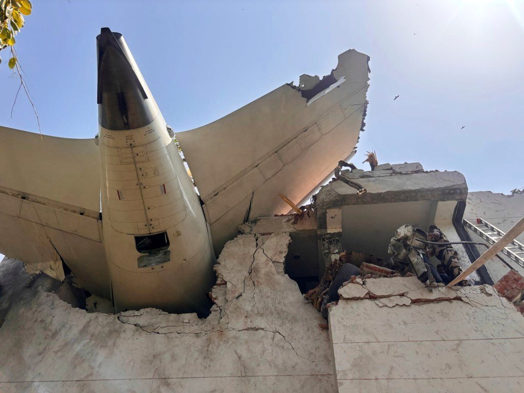Vuelo Air India con destino a Londres con más de 240 accidentes a bordo después del despegue de Ahmedabad, India