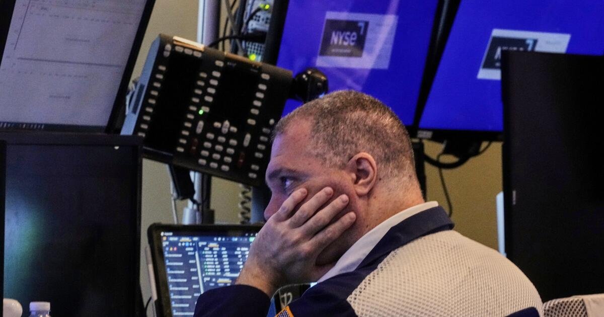 Wall Street termina mezclado después de que la Fed dice que todavía está esperando ver los efectos de los aranceles de Trump