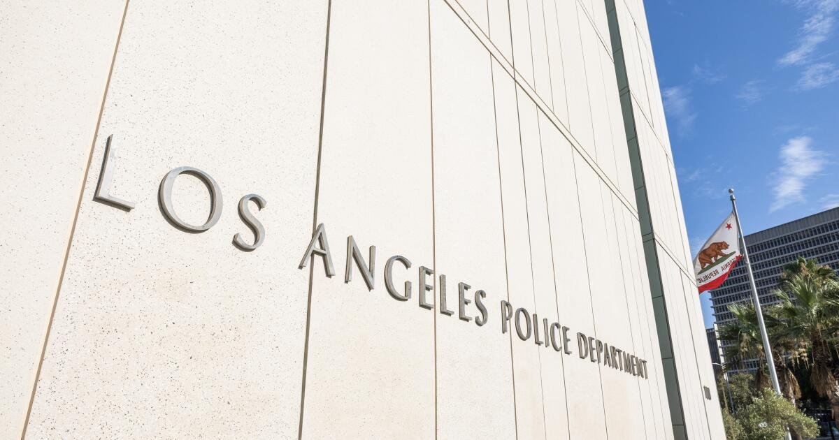 Autoridades estatales para investigar el tiroteo fatal por parte de los oficiales de LAPD del hombre, dicen que tenía un arma