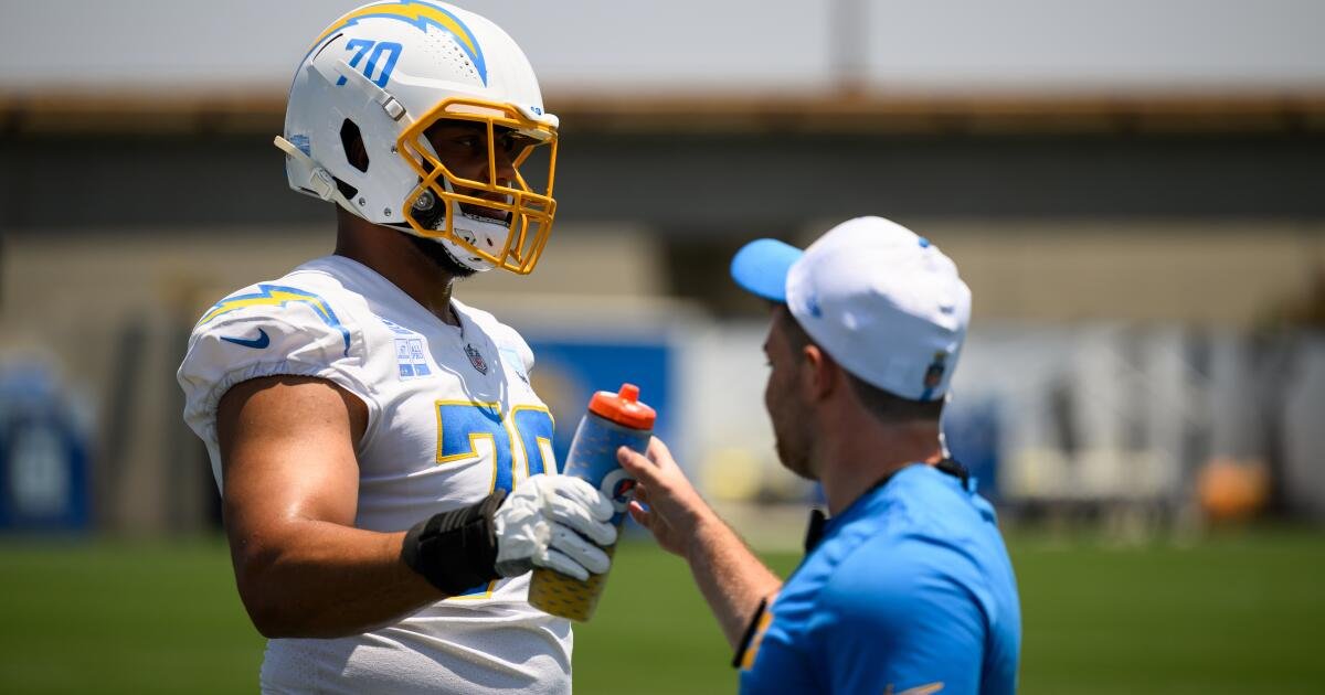 Rashawn Slater regresa al minicampamento de Chargers en medio de las conversaciones de contrato