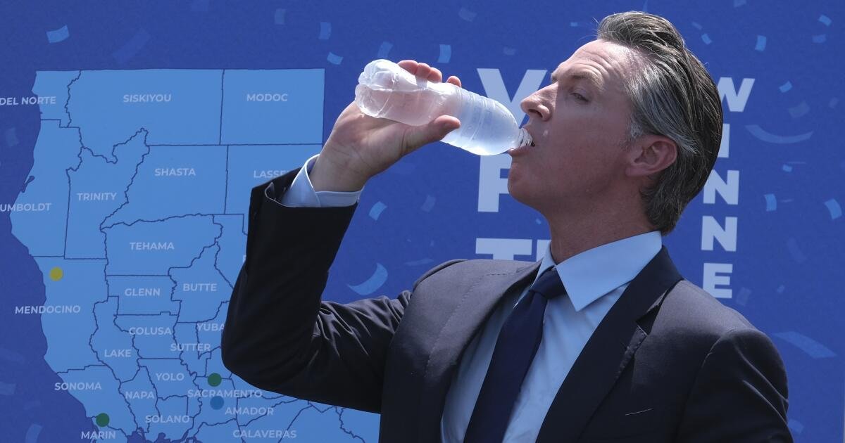 Sidekick de podcast de Newsom: una botella de agua de plástico de un solo uso