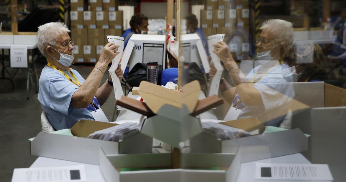 Verificación de hechos Las falsas acusaciones de inmigrantes indocumentados y fraude con votación en Los Ángeles