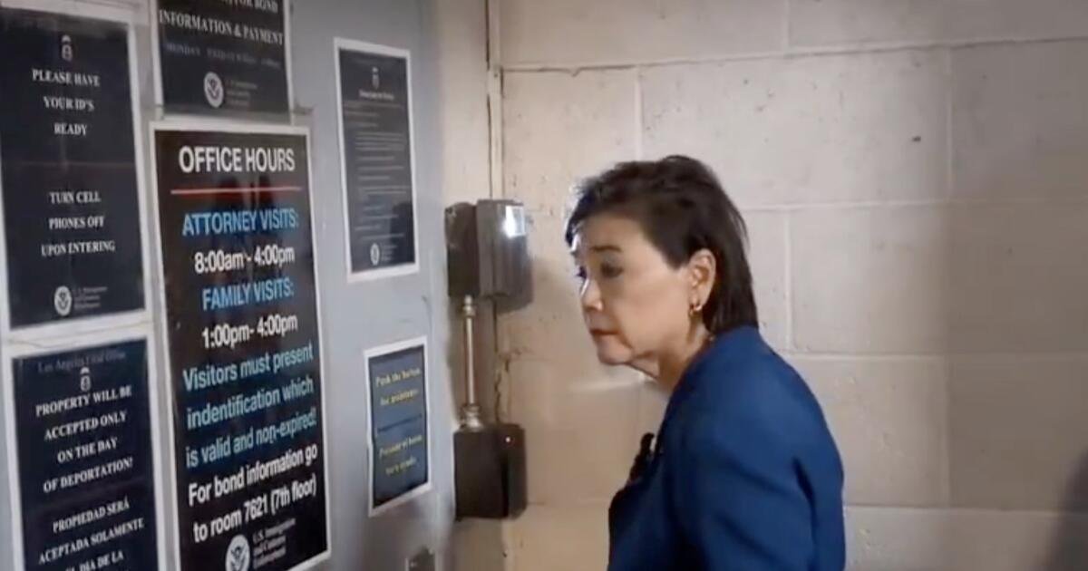 La representante Judy Chu quiere ingresar a las instalaciones de detención de inmigración. El hielo quiere detenerla