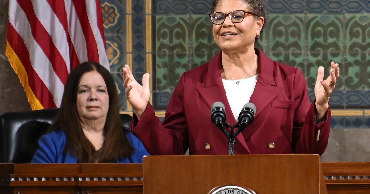 La alcaldesa Karen Bass dice que ha llegado a un acuerdo para restaurar la contratación del oficial de policía