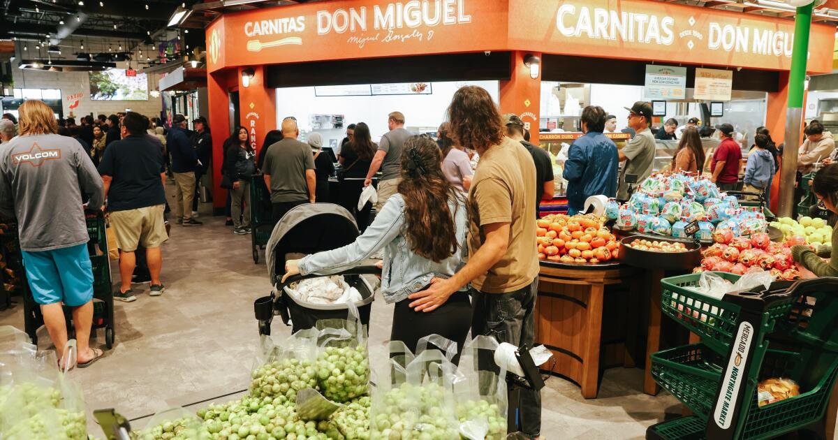 Cómo las cadenas de supermercados mexicanos, los comerciantes de alimentos están defendiendo a los inmigrantes