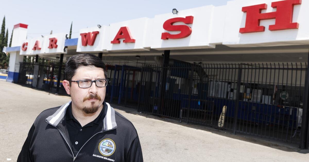 Más lavados de autos de Los Ángeles dirigidos a redadas de inmigración, algunos cerrados en medio de temores de más barridos