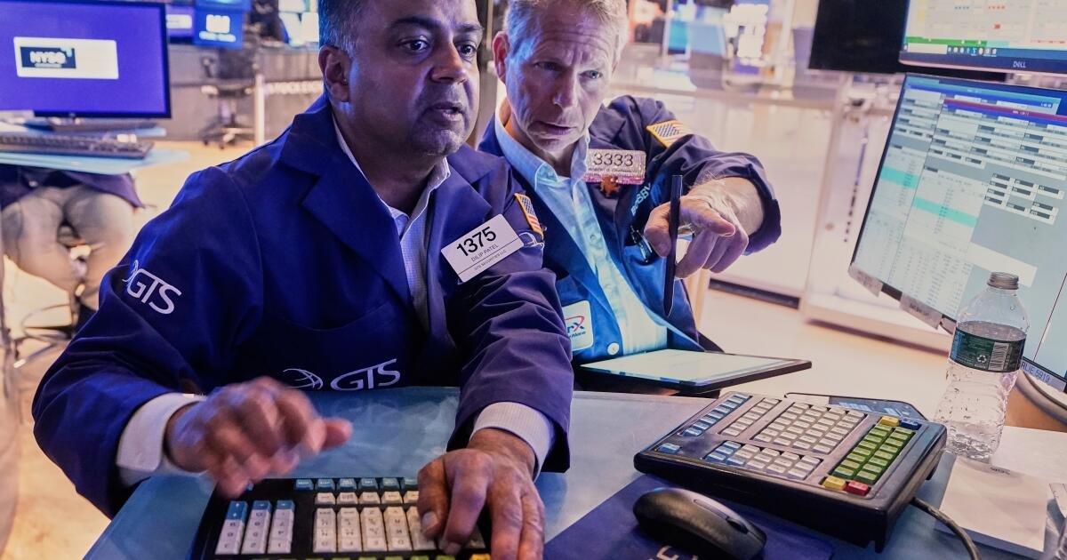 Las acciones estadounidenses cuelgan cerca de su récord mientras Wall Street respira después de dos grandes días