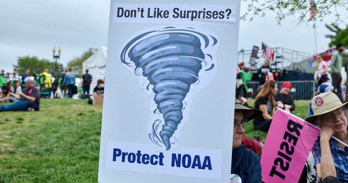 ‘Riesgo de pronóstico’: cómo los recortes de Trump a los expertos en clima podrían imperil de California