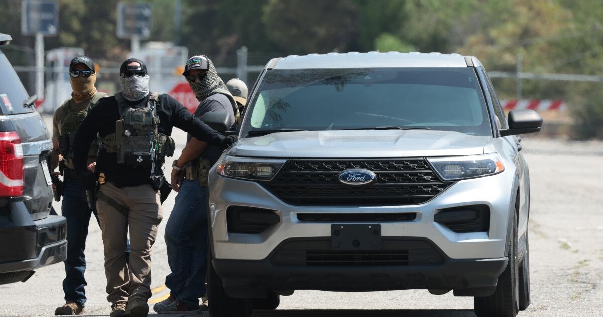 Los agentes federales que organizan cerca del Dodger Stadium negaron la entrada al estacionamiento, dicen las fuentes