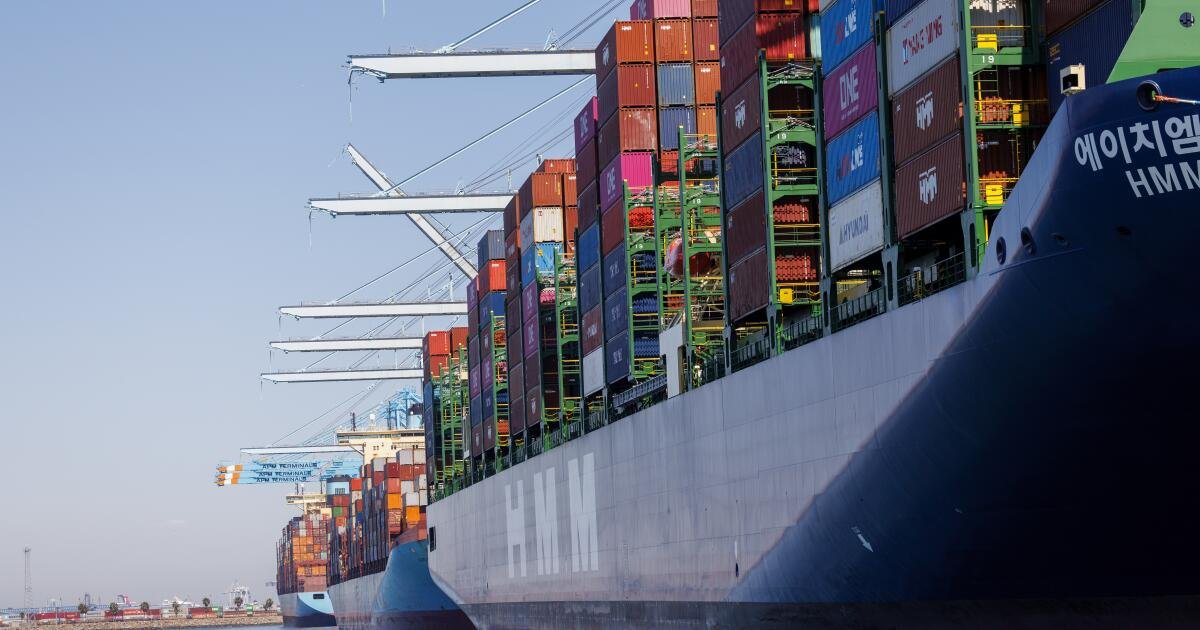 Los trabajos en el puerto de Los Ángeles están a la mitad, dice el director ejecutivo