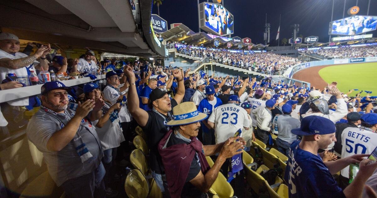 Los Dodgers cobarde permanecen en silencio mientras las redadas de hielo aterrorizan a sus fanáticos