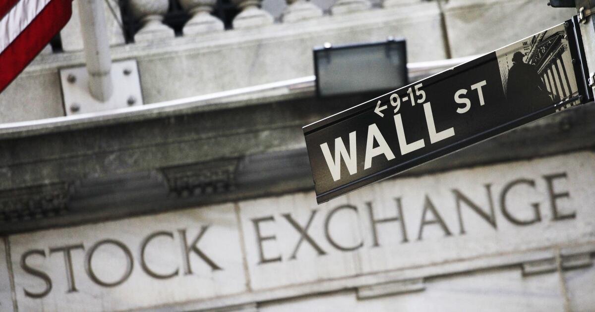 Las existencias estadounidenses se dirigen a un acabado mixto cuando Wall Street cierra otra semana de pérdidas modestas