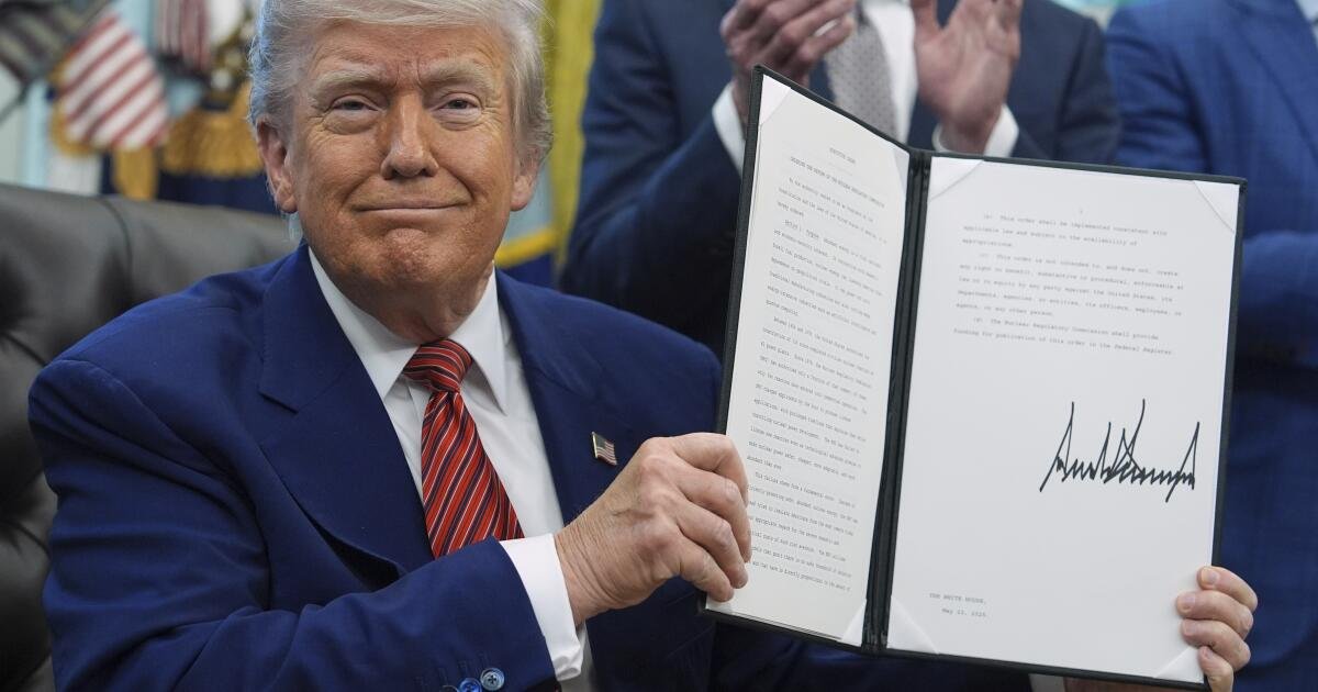 Trump despide al comisionado demócrata de agencia independiente que supervisa la seguridad nuclear